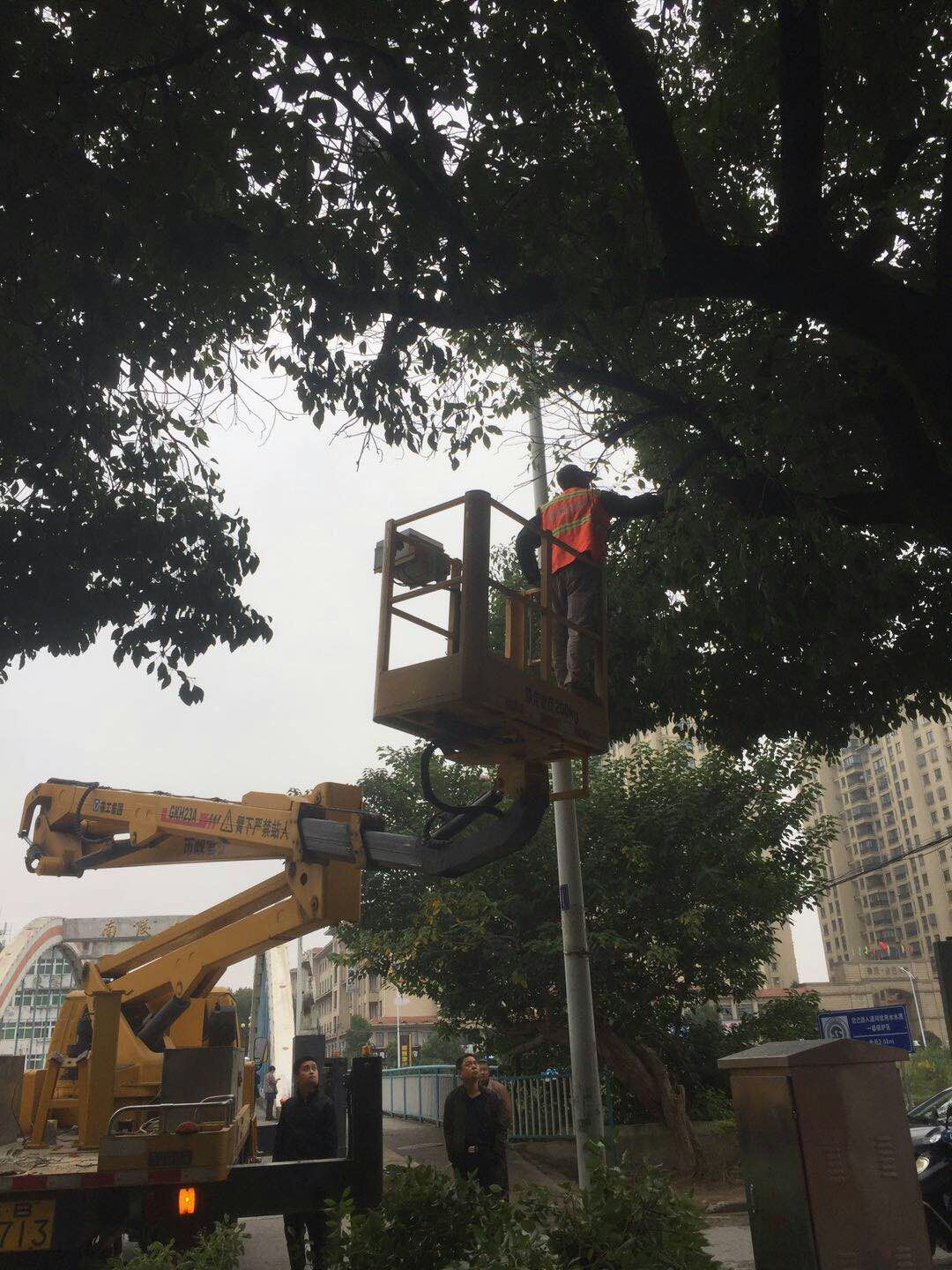 近日，我公司根據(jù)南陵縣市政園林所通知，組織安排人員車輛協(xié)助市政園林所路燈科修剪陵陽路兩側(cè)遮擋路燈照明的樹枝。此項(xiàng)工作持續(xù)了三天，消除了因路燈光照不足帶來的夜間通行安全隱患問題，受到沿線居民一致好評(píng)。